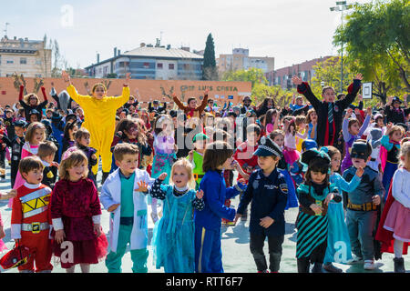 Murcia - Spanien/1. März/2019: Grundschulkinder am Murcia verkleidet, feiert Karneval Party Tanz in 2019. Stockfoto