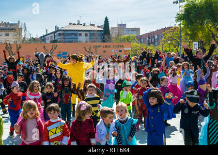 Murcia - Spanien/1. März/2019: Grundschulkinder am Murcia verkleidet, feiert Karneval Party Tanz in 2019. Stockfoto