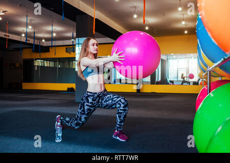 Aufnahme der jungen Frau trainieren im Fitnessstudio. Muskulöse Frauen Training mit einem Ball. Frau tun, Sit-ups in den Morgen. Stockfoto