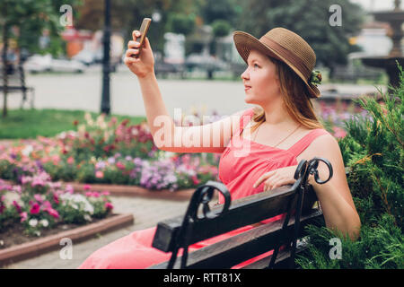Jugendlicher Mädchen verwendet Ihr Telefon in den Park. Frau unter selfie Stockfoto