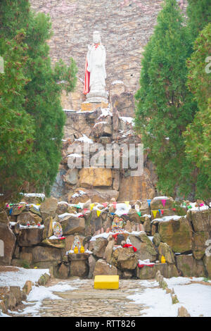 Longkou, Yantai, Provinz Shandong, China - 19 Dezember 2018: Angebote zu verschiedenen chinesischen Götter Nanshan Mountain Tourist Area in Longkou Stadt in Lushan Mounta Stockfoto