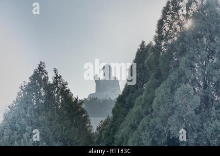 Longkou, Yantai, Provinz Shandong, China - 19 Dezember 2018: Die meisten großen sitzenden Buddha Statue im Wort auf einer Lotusblüte in Nanshan Mountain touristischen Bereich Stockfoto