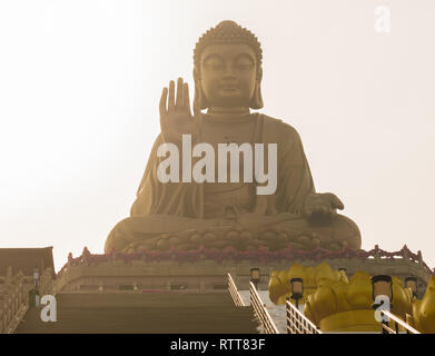 Longkou, Yantai, Provinz Shandong, China - 19 Dezember 2018: Die meisten großen sitzenden Buddha Statue im Wort auf einer Lotusblüte in Nanshan Mountain touristischen Bereich Stockfoto