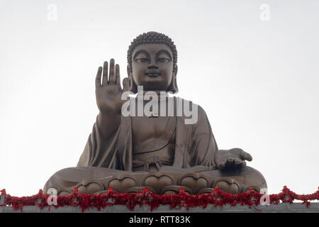 Longkou, Yantai, Provinz Shandong, China - 19 Dezember 2018: Die meisten großen sitzenden Buddha Statue im Wort auf einer Lotusblüte in Nanshan Mountain touristischen Bereich Stockfoto