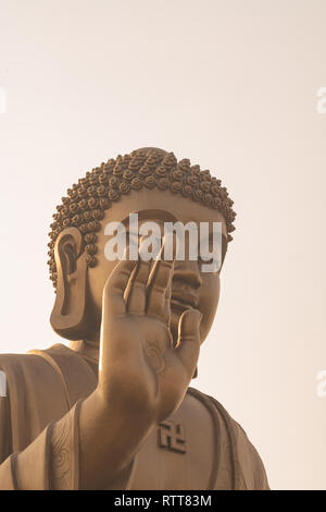 Longkou, Yantai, Provinz Shandong, China - 19 Dezember 2018: Die meisten großen sitzenden Buddha Statue im Wort auf einer Lotusblüte in Nanshan Mountain touristischen Bereich Stockfoto