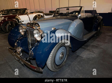 Drei Viertel Vorderansicht eines 1938 Prototyp Lagonda V12, im Fahrerlager Bereich des 2019 London Classic Car Show Stockfoto