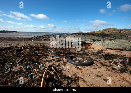 Ein Autoreifen und andere Ablagerungen an den Ufern des Ruby Bay in Elie Fife Schottland Stockfoto