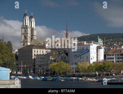 Die große Klosterkirche in Zürich gesehen über den Fluss Limmat Stockfoto