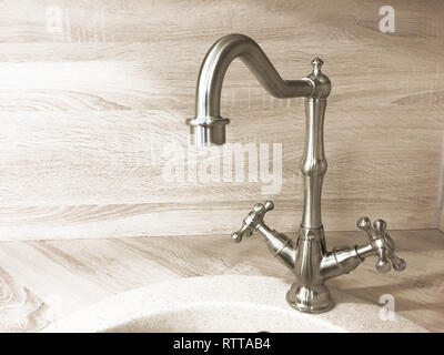 Vintage Retro messing Wasserhahn Wasserhahn closeup auf hellen Hintergrund Stockfoto