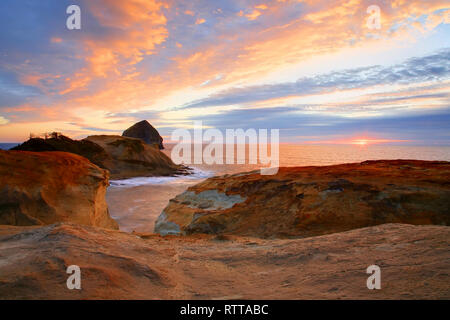 Sonnenuntergang von den Klippen von Cape Kiwanda in Pacific City Oregon Stockfoto