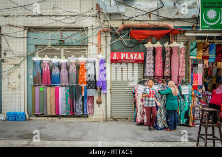 Anzeige von traditionellen Stoffen ausserhalb Stores in Little India, Kuala Lumpur, Malaysia Stockfoto