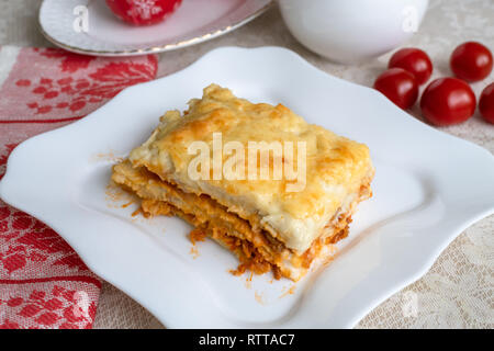 Ein Stück leckere hausgemachte Lasagne auf einer Platte Stockfoto