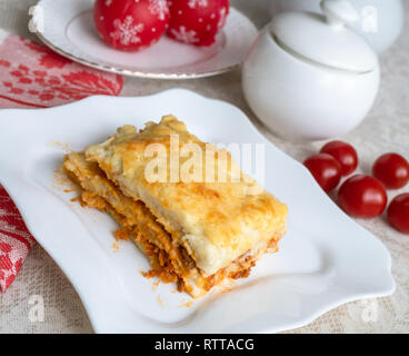 Ein Stück leckere hausgemachte Lasagne auf einer Platte Stockfoto