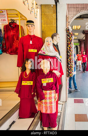 Speichern Anzeige der schaufensterpuppen von Familie Gruppe tragen traditionelle indische Kleidung in Little India, Kuala Lumpur, Malaysia Stockfoto