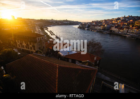 Douro Fluss und Ribeira bei Sonnenuntergang, Porto - Portugal. Stockfoto