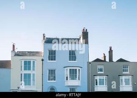 Häuser am Meer, Deal, Kent, Großbritannien, vom Strand genommen Stockfoto