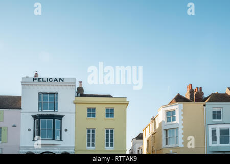 Häuser am Meer, Deal, Kent, Großbritannien, vom Strand genommen Stockfoto