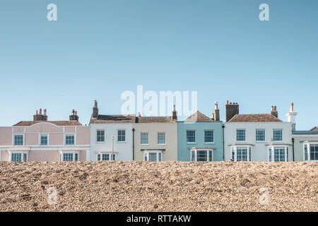 Häuser am Meer, Deal, Kent, Großbritannien, vom Strand genommen Stockfoto