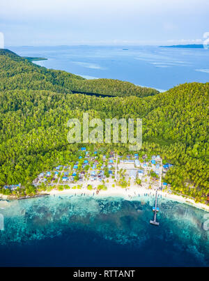 Luftaufnahme von einem Dorf an der Küste auf der Insel Mansoear, Luftaufnahme von Raja Ampat Inseln, West Papua, Indonesien, Pazifischer Ozean Stockfoto