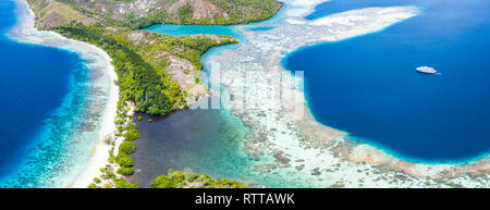 Luftaufnahme von Kalkstein Inseln, umgeben von Korallenriffen, Raja Ampat Inseln, West Papua, Indonesien, Pazifischer Ozean Stockfoto