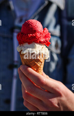 Eis in einer Waffelkegel Stockfoto