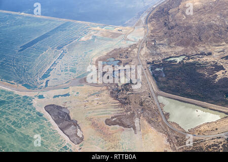 Totes Meer, Israel - 28. Februar 2019: Fliegen über den salzigen Toten Meer in Israel. Stockfoto