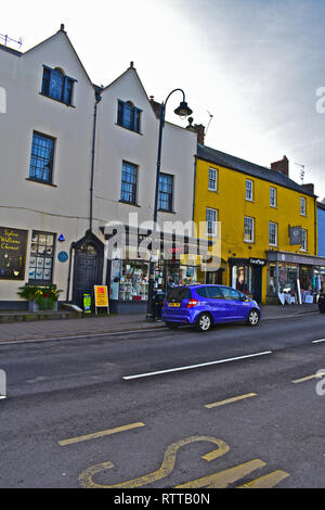 Ein Blick auf die Straße von der High Street in der Walisischen Marktstadt Cowbridge, mit seiner Mischung aus bekannten Marken und kleine lokale Fachgeschäfte. Stockfoto