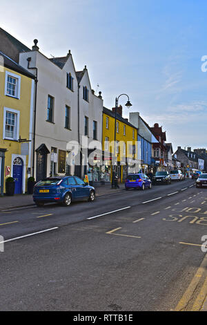 Ein Blick auf die Straße von der High Street in der Walisischen Marktstadt Cowbridge, mit seiner Mischung aus bekannten Marken und kleine lokale Fachgeschäfte. Stockfoto