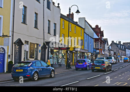 Ein Blick auf die Straße von der High Street in der Walisischen Marktstadt Cowbridge, mit seiner Mischung aus bekannten Marken und kleine lokale Fachgeschäfte. Stockfoto