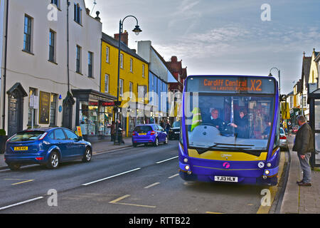 Die Passagiere an Bord eines lokalen Bus im Cowbridge Stadtzentrum, auf dem Weg nach Cardiff. Treiber Tarife sammeln. Gut-zu-ländlichen Markt Stadt im Tal von Glamorgan. Stockfoto