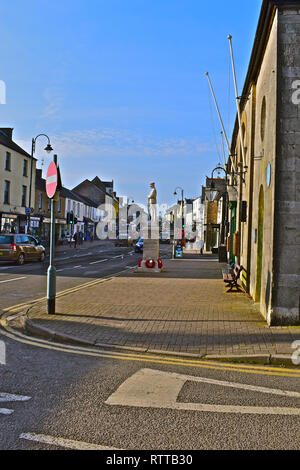 Angesichts der Hohen Straße in Cowbridge, mit seiner Mischung aus lokalen Stores sowie nationale Kette Geschäfte. Vom historischen Rathaus und Kriegerdenkmal gesehen. Stockfoto