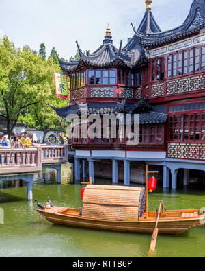 Huxinting Teehaus aka Mitte See Pavillon Teehaus steht auf Stelzen in der Mitte eines künstlichen Sees. Eine traditionelle chinesische Fischerboot im Vordergrund. Stockfoto