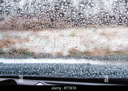 Wassertropfen auf dem Auto Glas, Regen fällt auf Glas Stockfoto