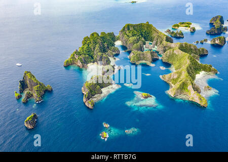 Luftaufnahme von Raja Ampat Inseln, West Papua, Indonesien, Pazifischer Ozean Stockfoto