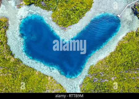 Luftaufnahme von einem entfernten Satz von Kalkstein Inseln mit einer herzförmigen, natürlichen Lagune, den Raja Ampat Inseln, West Papua, Indonesien, Pazifischer Ozean Stockfoto