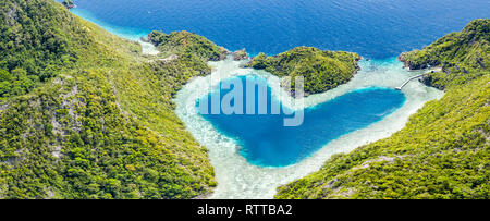 Luftaufnahme von einem entfernten Satz von Kalkstein Inseln mit einer herzförmigen, natürlichen Lagune, den Raja Ampat Inseln, West Papua, Indonesien, Pazifischer Ozean Stockfoto