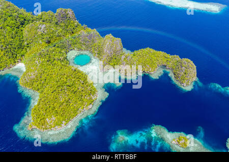 Luftaufnahme von Ein Regenbogen erscheint über eine Reihe von Kalkstein Inseln, Raja Ampat Inseln, West Papua, Indonesien, Pazifischer Ozean Stockfoto