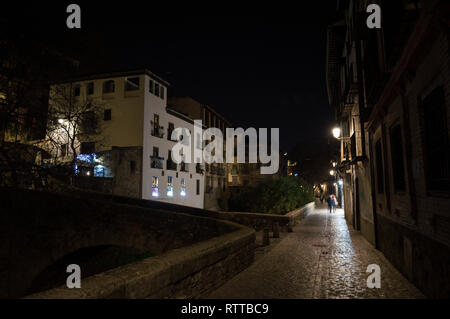 Paseo de los Tristes in Granada, Spanien bei Nacht Stockfoto