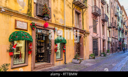 Bosa, Sardinien, Italien - 29 Dezember 2019: Central Street während des Abends in der kleinen mittelalterlichen Stadt Bosa, Sardinien, Italien Stockfoto
