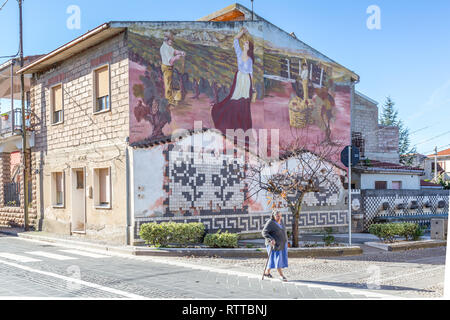 Sardinien Italien am 27. Dezember 2019: Wandmalereien auf Häuser in den Straßen von Tinnura, Momente der ländlichen und dörflichen Lebens gemalt Stockfoto