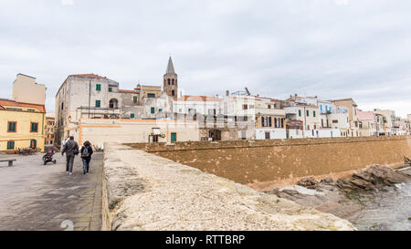 Alghero, Sardinien, Italien - Dezember 28, 2019: Stadtbild mit dem Boulevard von Alghero in Sardinien, Italien Stockfoto