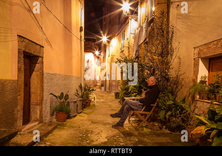 Bosa, Insel Sardinien Italien - Dezember 29, 2019: Touristen entspannen Sie am Abend in der alten Straßen von Bosa, Sardinien, Italien Stockfoto