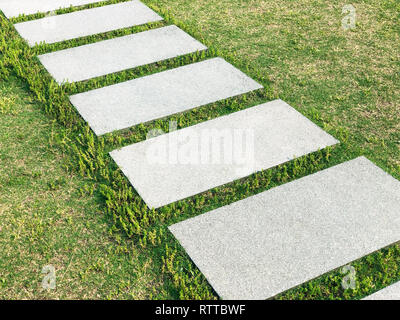 Steinplatten Gehweg Pfad auf frischen grünen Rasen Stockfoto