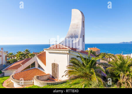 Porto Alabe, Insel Sardinien, Italien - Dezember, 12, 2019: Ein Blick auf die wunderschöne weiße Kirche von Porto Alaba Stockfoto