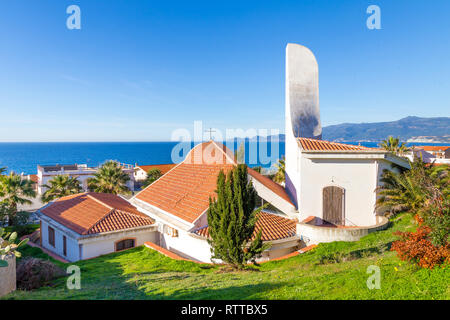 Porto Alabe, Insel Sardinien, Italien - Dezember, 12, 2019: Ein Blick auf die wunderschöne weiße Kirche von Porto Alaba Stockfoto