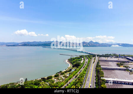 Luftaufnahme von Hong Kong Bay und der Brücke. Grenze zwischen Hongkong und dem chinesischen Festland in Shenzhen. Stockfoto