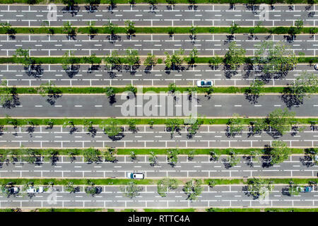 Blick von oben auf die lineare Parkplatz und grüne Linien in Shenzhen, China. Stockfoto