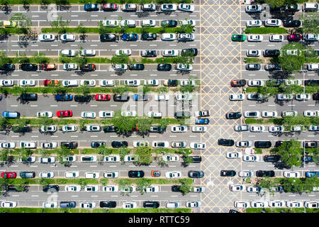 Blick von oben auf die lineare Parkplatz und grüne Linien in Shenzhen, China. Stockfoto