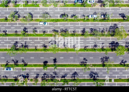 Blick von oben auf die lineare Parkplatz und grüne Linien in Shenzhen, China. Stockfoto