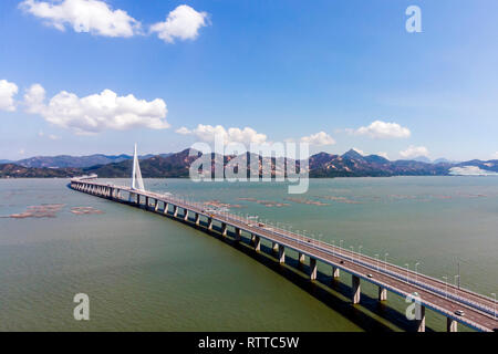 Luftaufnahme über die Brücke Houhai Bay auf Hong Kong Island Stockfoto